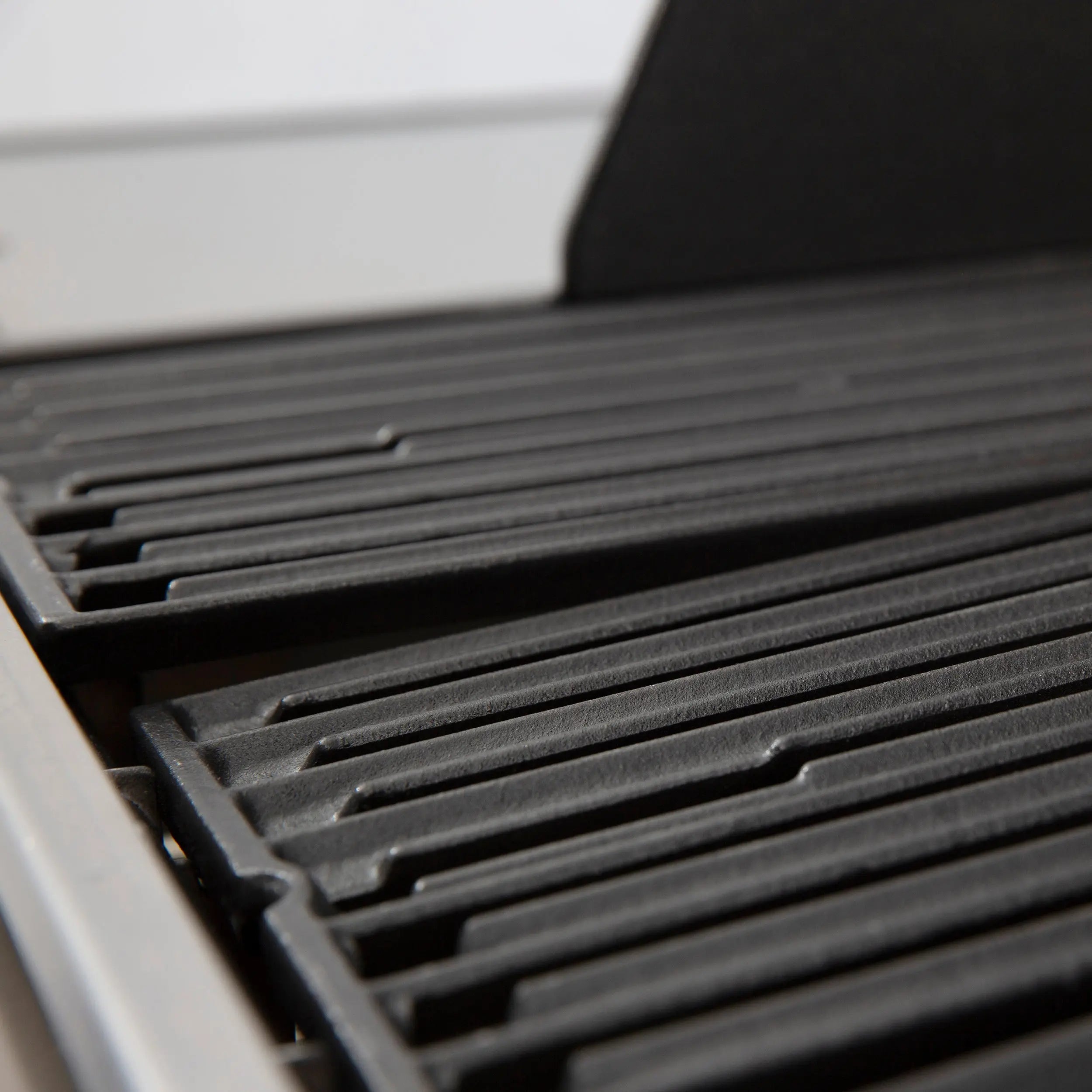 Broil King Crown S 420 4-Burner Freestanding Grill with Side Shelves Broil King