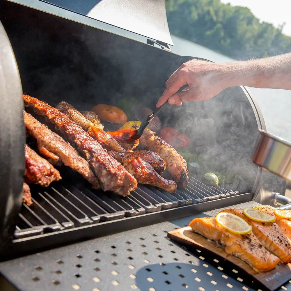 Broil King Regal™ 500 Charcoal Offset Grill Broil King
